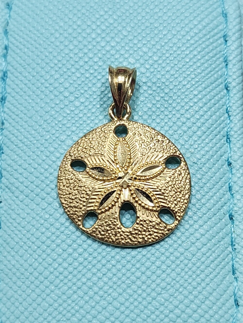 14k Gold Sand Dollar Pendant 1.50 Grams